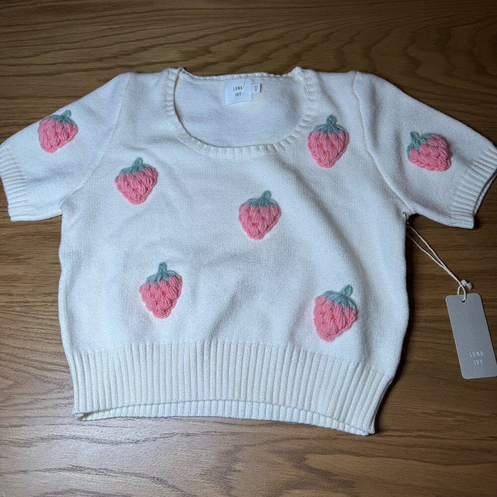 Luna Ivy 3D Strawberry Knit Cream Short Sleeve Sweater Size M NEW‎ WITH TAG
